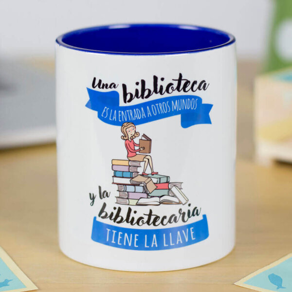 Taza Una biblioteca es la entrada a otros mundos y la bibliotecaria tiene la llave