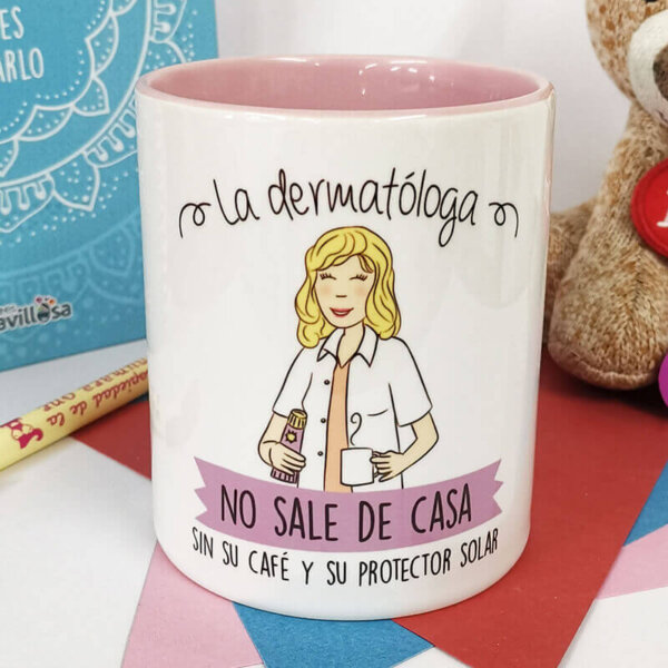 Taza La dermatóloga no sale de casa sin su café y su protector solar