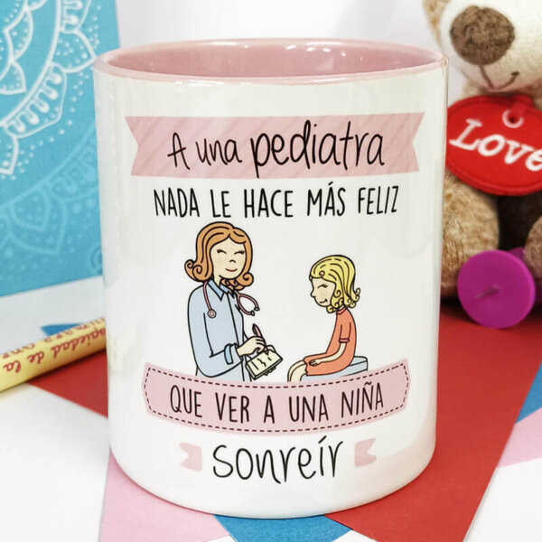 Taza A una pediatra nada le hace más feliz que ver a una niña sonreír