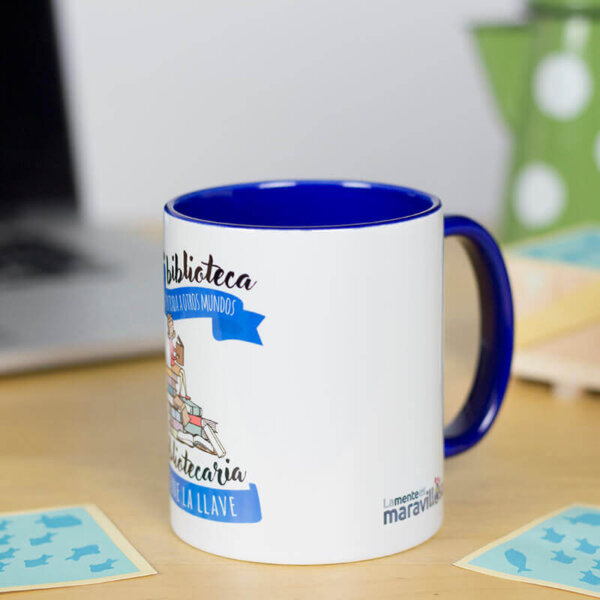 Taza Una biblioteca es la entrada a otros mundos y la bibliotecaria tiene la llave - Imagen 2